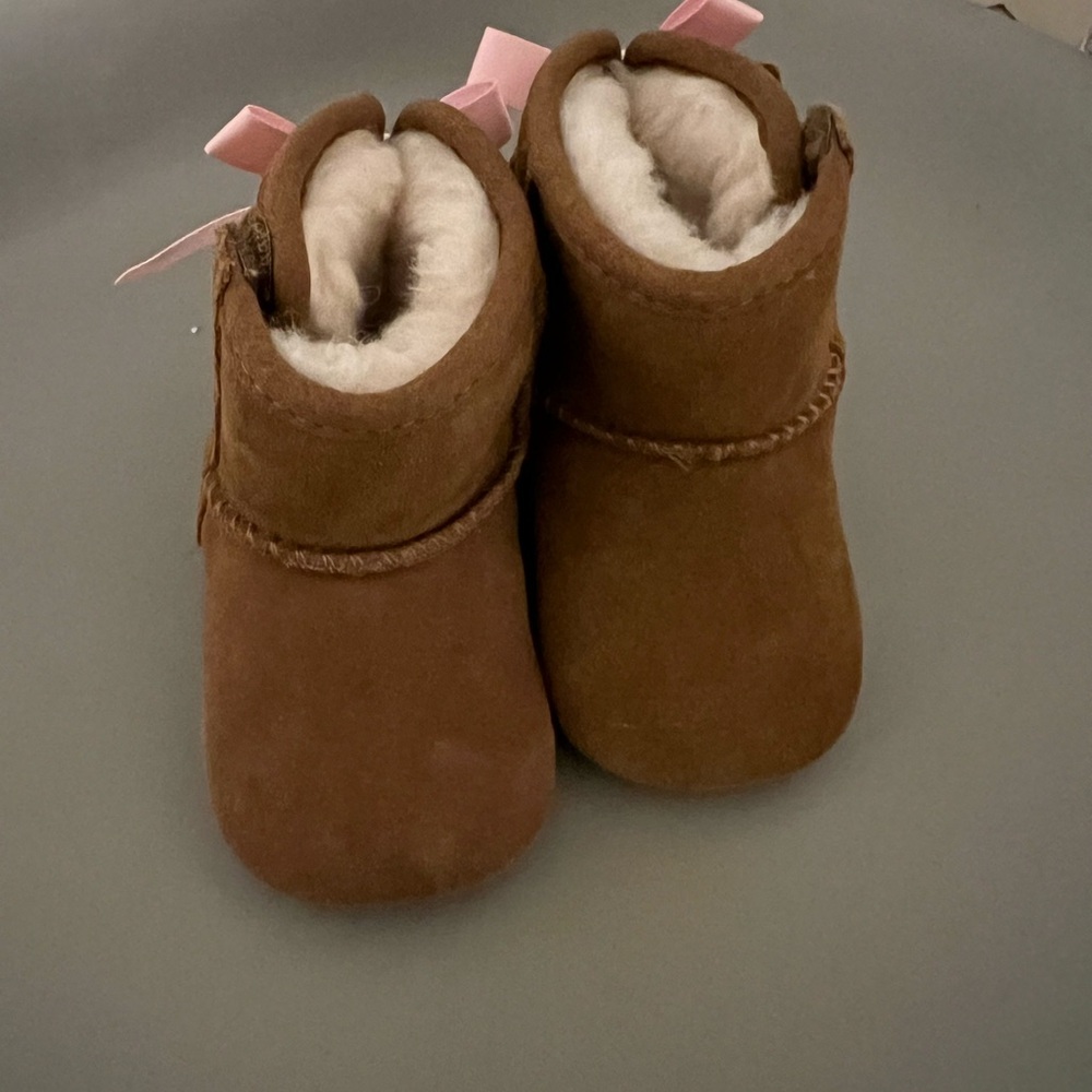 UGG Brown Baby Shoes with Pink Ribbon new without tags
